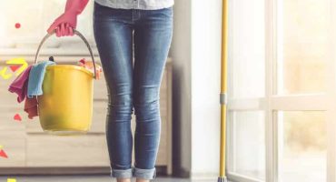 Une personne nettoie le sol en tenant habilement un seau en équilibre, présentant « Services de nettoyage professionnels ». Le texte inclut un numéro de téléphone pour vous contacter.